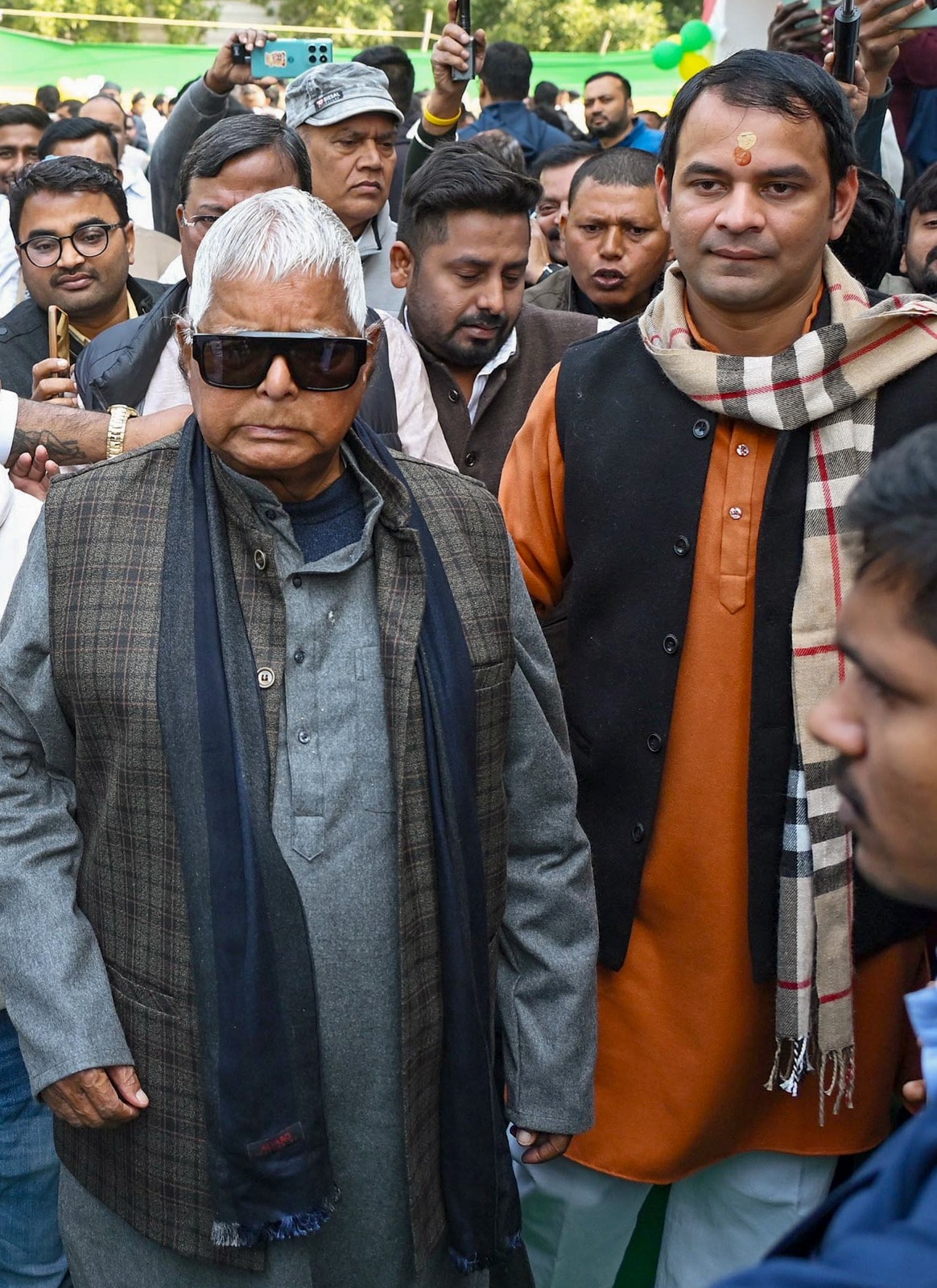 बड़े बेटे का न्योता और खिंचे चले आए लालू. 