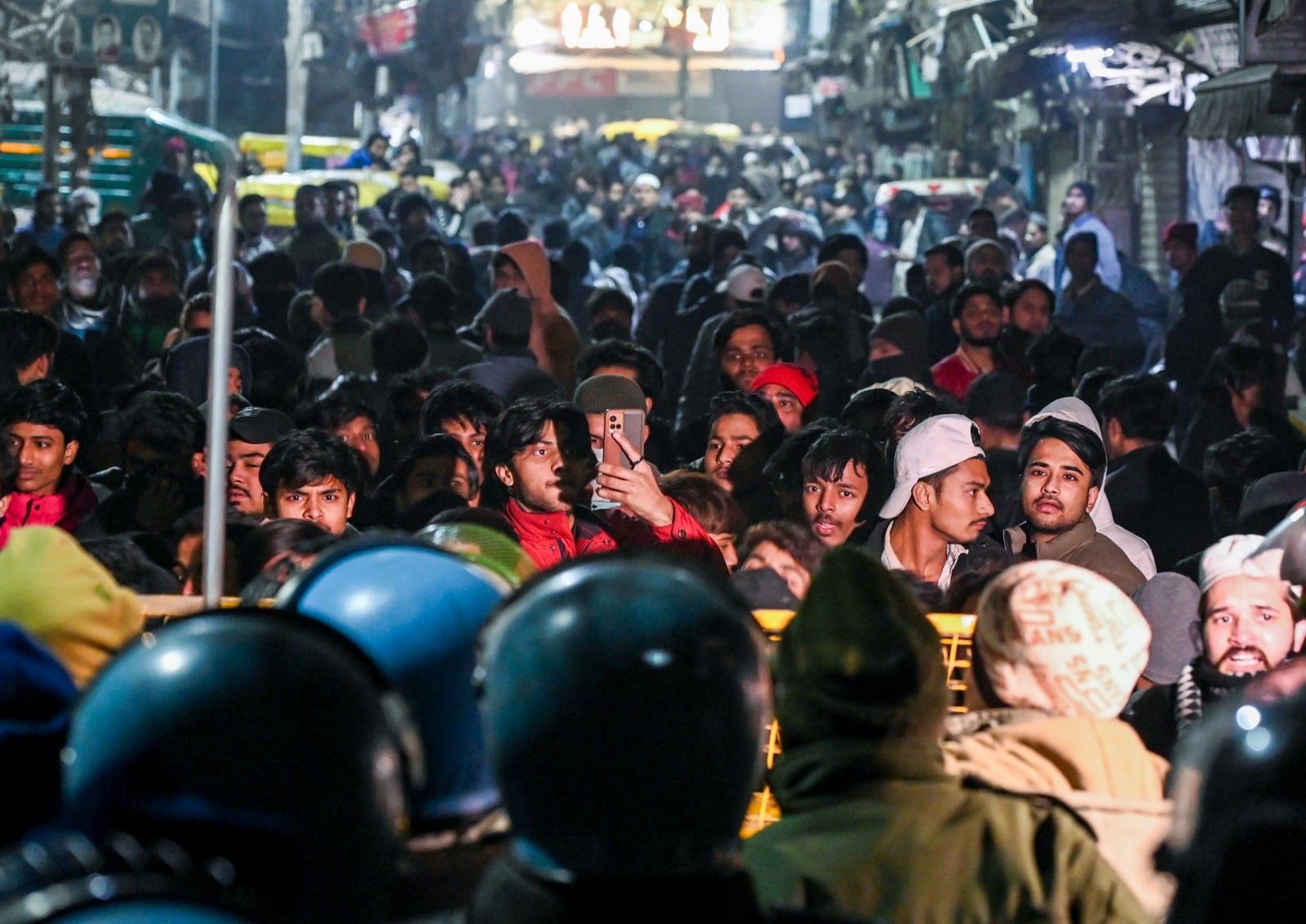 बुलडोजर एक्शन के दौरान आक्रोशित भीड़. बुलडोजर एक्शन के दौरान आक्रोशित भीड़.