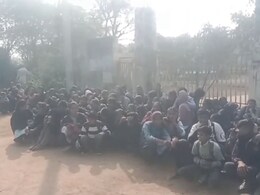 Rajasthan: बूंदी में शिक्षक के तबादले से सड़कों पर उतरे छात्रों, स्कूल में ताला जड़ कक्षाओं का किया बहिष्कार