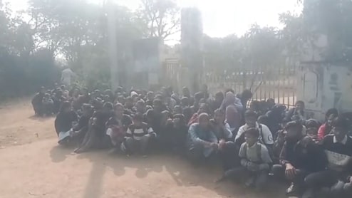 Rajasthan: बूंदी में शिक्षक के तबादले से सड़कों पर उतरे छात्रों, स्कूल में ताला जड़ कक्षाओं का किया बहिष्कार