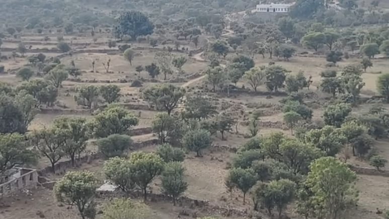 अरावली की पहाड़ियों में 2000 फीट की ऊंचाई पर बसा गांव, बिना पानी और बिजली के पीढ़ियों से रह रहे हैं ग्रामीण