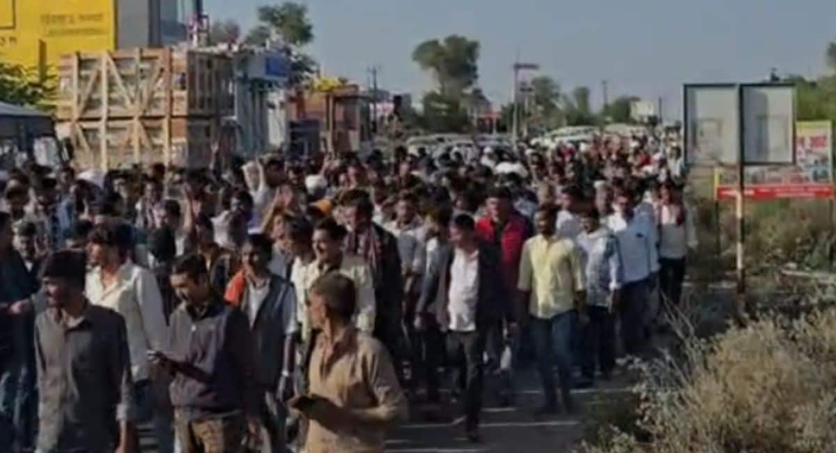 लोगों ने रैली निकाली. लोगों ने रैली निकाली.