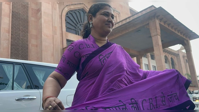 विधायक ऋतु बनावत ने CBI जांच का नारा ल&zwj;िखी साड़ी पहनीं, व&zwj;िरोध जताते हुए व&zwj;िधनासभा पहुंचीं &nbsp;