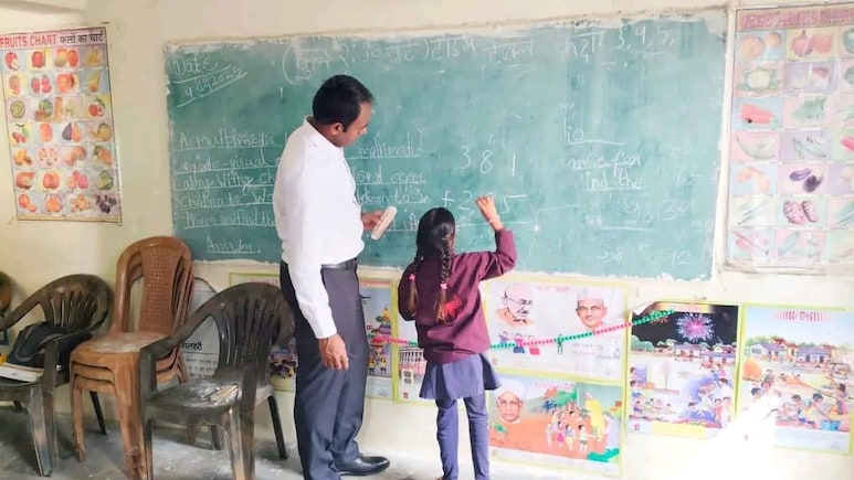 रात की चौपाल से स्कूल की क्लास तक... जहां पोस्टिंग वहां किया कमाल, CM मोहन भी इनके कायल, जानिए इस IAS अधिकारी की अनोखी कहानी