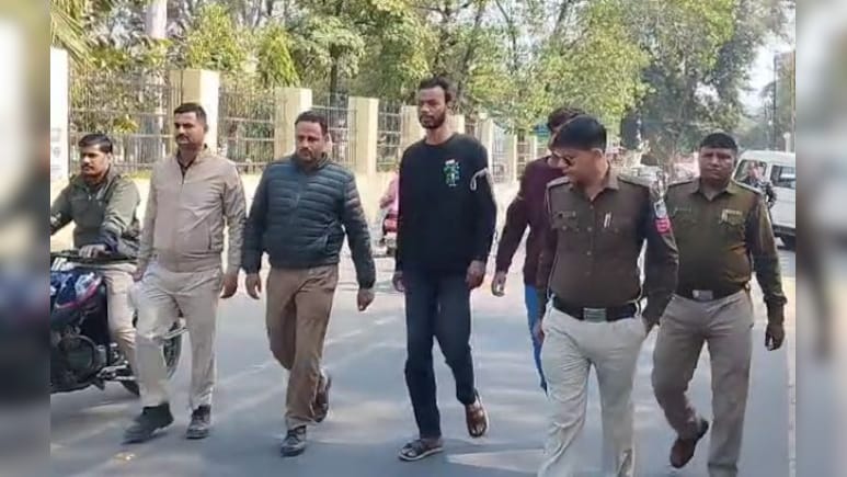 कोर्ट परिसर में हथियारबंद युवक गिरफ्तार! पुलिस ने गिरफ्तार कर निकाला जुलूस