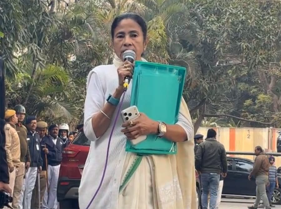 प्रतीक जैन और आई-पैक पर छापेमारी के दौरान ममता बनर्जी खुद मौके पर पहुंच गई थीं. 