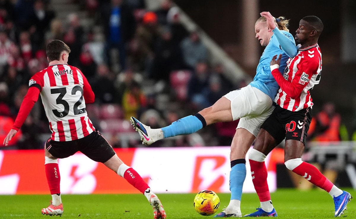 Manchester City Charge Stalls At Sunderland, Liverpool Held By Leeds