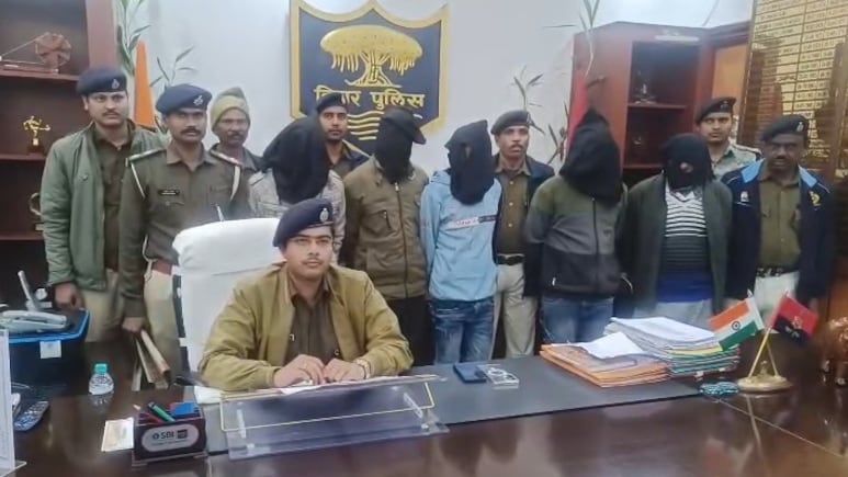 कटिहार में अतंरराज्यीय गिरोह का हुआ भंडाफोड़, ज्वेलरी शॉप से की थी 26 लाख से ज्यादा की चोरी, 5 गिरफ्तार