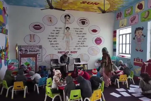 दीवारों पर बनी है आकर्षक तस्वीरें