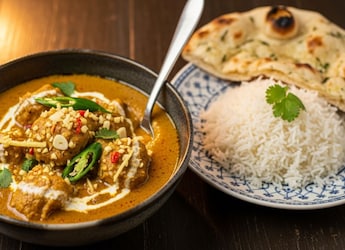 Warm Up Your Winter With This Easy Lehsuni Chicken Curry Recipe