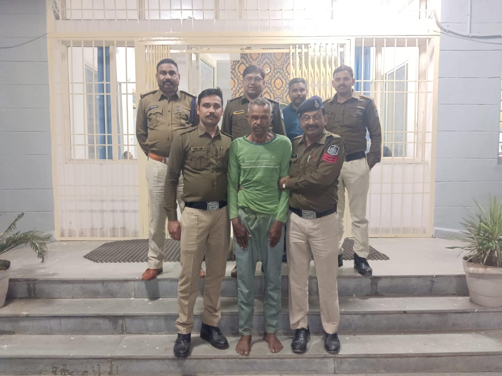 पुलिस हिरासत में आरोपी भाई. 
