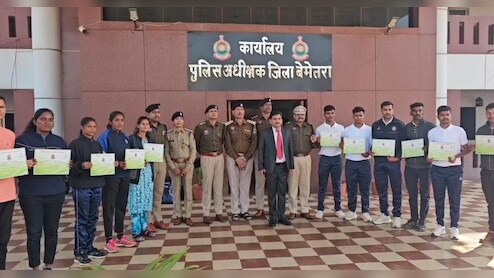 Bemetara: जिला बनने के बाद पहली बार हुई आरक्षकों की भर्ती, 61 को SSP ने दिया नियुक्ति पत्र