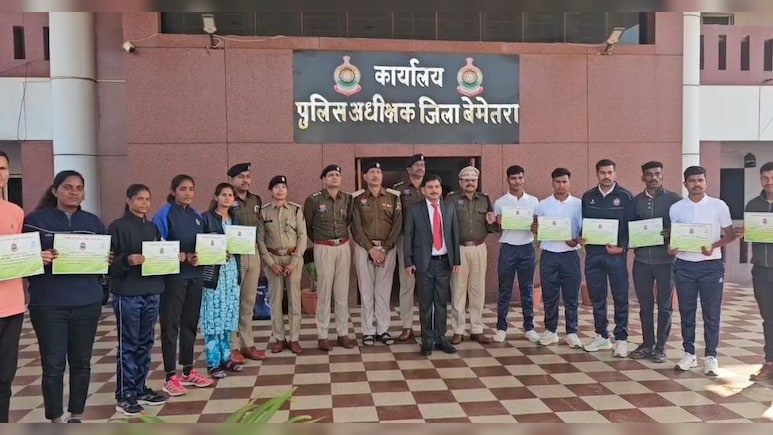 Bemetara: जिला बनने के बाद पहली बार हुई आरक्षकों की भर्ती, 61 को SSP ने दिया नियुक्ति पत्र