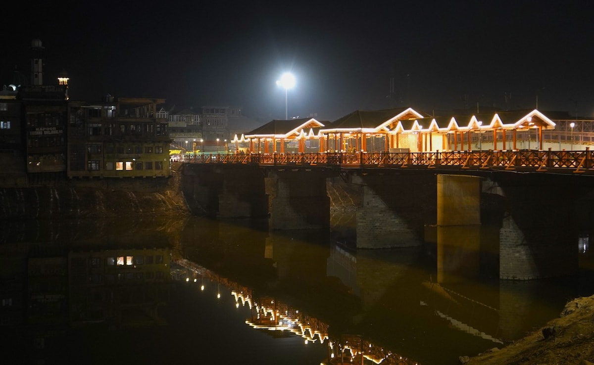 Amira Kadal Footbridge