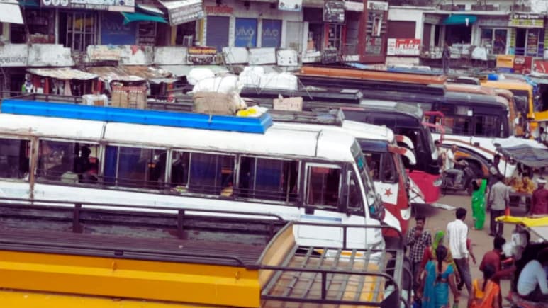 छतरपुर बस अड्डे पर ठंड से ऐंठ गया मुसाफिर, अस्पताल में हुई मौत, दो घंटे तक सड़क पर लावारिश पड़ा था मृतक