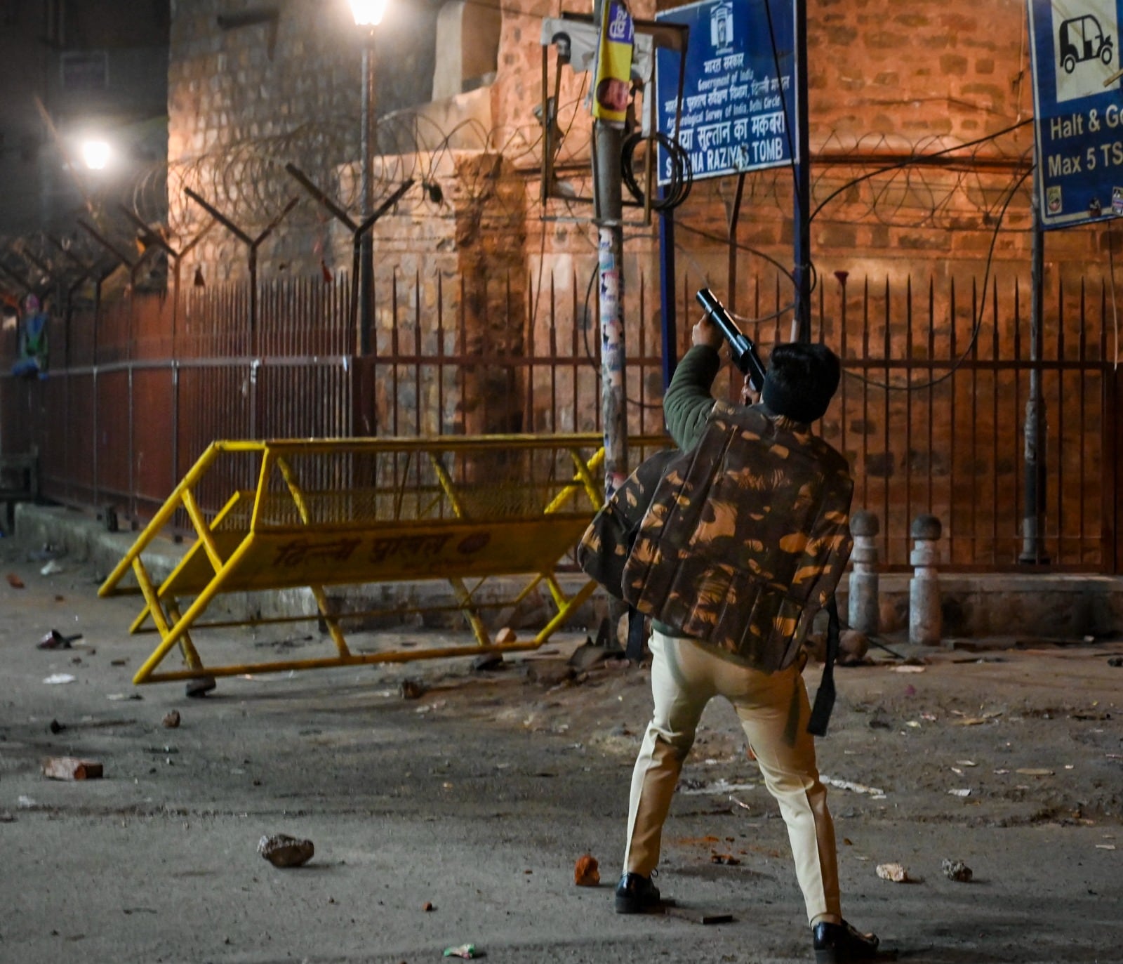 पथराव के बाद आंसू गैस के गोले दागता दिल्ली पुलिस का जवान. पथराव के बाद आंसू गैस के गोले दागता दिल्ली पुलिस का जवान.