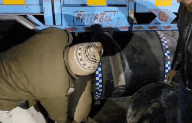 इंदौर में धराया 'पुष्पा राज'! नशीले पदार्थ की तस्करी के लिए ट्रक में बनाया गुप्त केबिन; VIDEO कर देगा हैरान