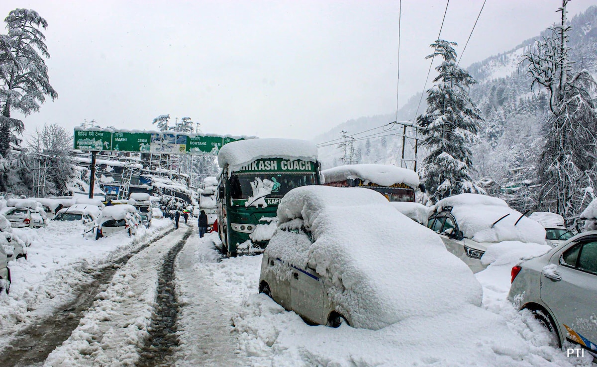Heavy Snowfall in Himachal Pradesh Causes Road Blockages and Tourist Stranding