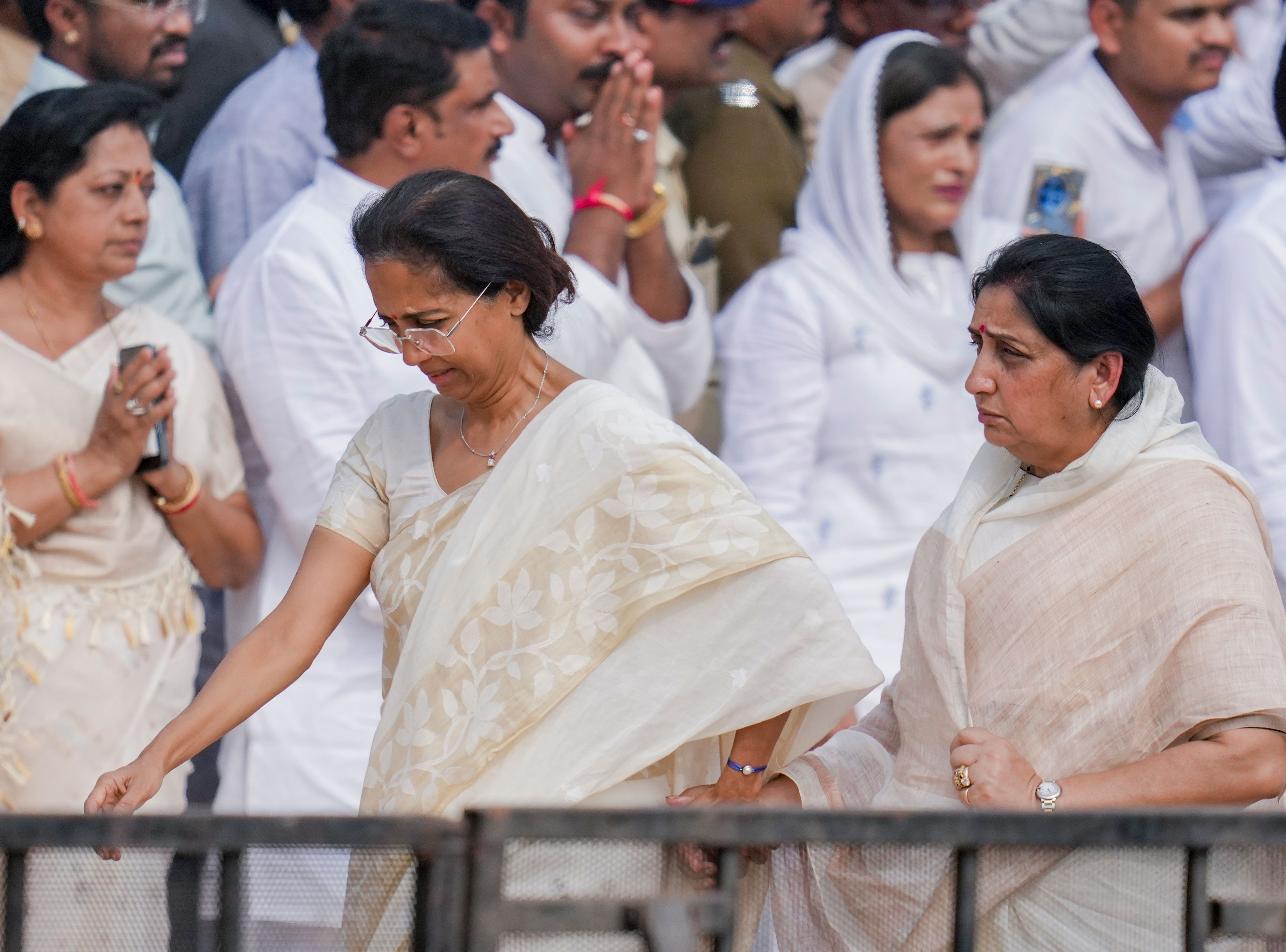 दुख की घड़ी में साथ दिख रहीं सुप्रिया सुले भाभी के शपथग्रहण में नहीं आईं. 