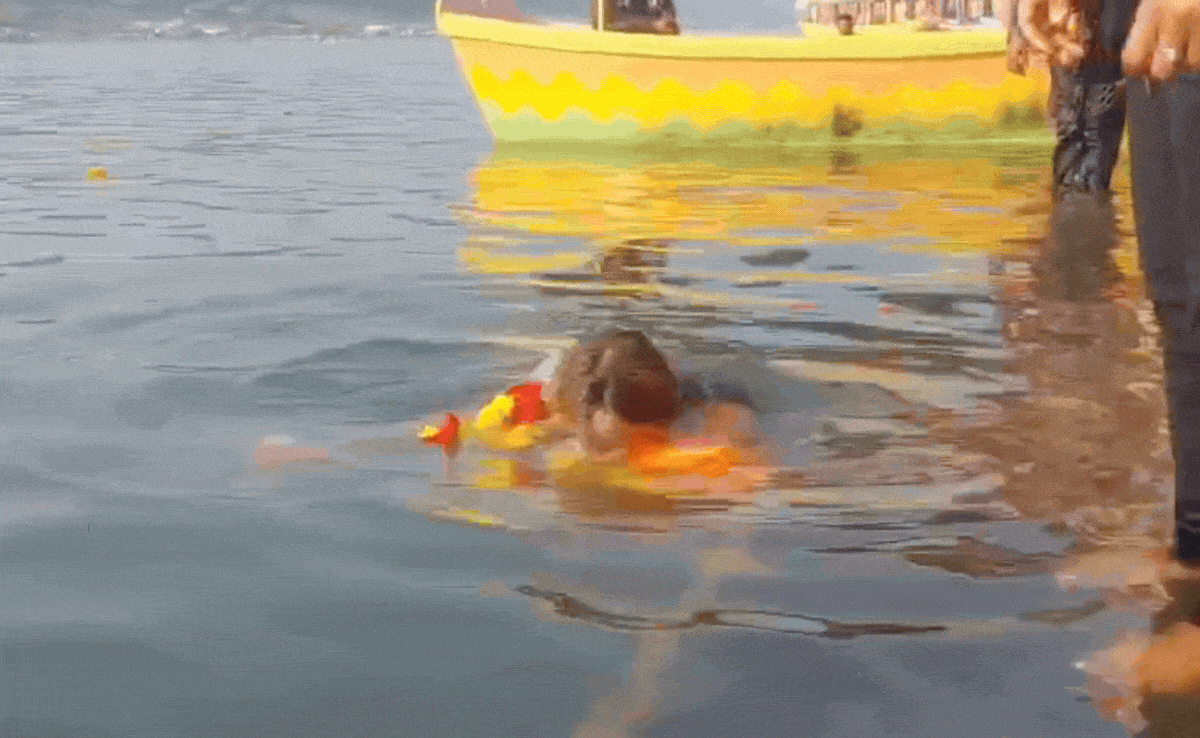 Harsha Richhariya: साध्वी का चोला त्यागने से पहले संक्रांति पर हर्षा रिछारिया की नर्मदा में डुबकी, मैं सीता नहीं...कहने पर चर्चा में