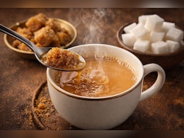 चाय में गुड़ डालना क्या वाकई चीनी से बेहतर, एक्सपर्ट ने क्या कहा? सच्चाई जानकर टूट जाएगा आपका भ्रम