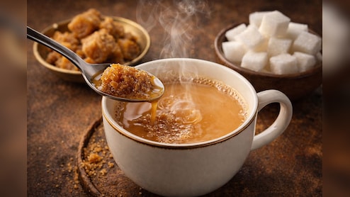चाय में गुड़ डालना क्या वाकई चीनी से बेहतर, एक्सपर्ट ने क्या कहा? सच्चाई जानकर टूट जाएगा आपका भ्रम