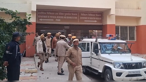 चेहरे पर मास्क, पुलिसकर्मियों ने दोनों हाथ पकड़े, सोनम वांगचुक को ऐसे लाया गया जोधपुर AIIMS