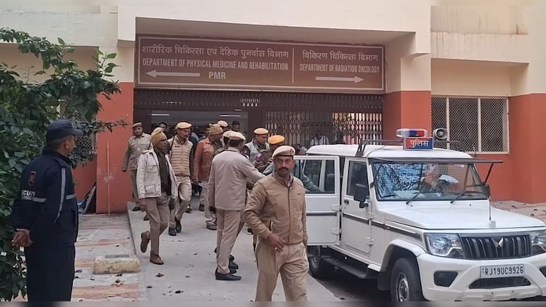 चेहरे पर मास्क, पुलिसकर्मियों ने दोनों हाथ पकड़े, सोनम वांगचुक को ऐसे लाया गया जोधपुर AIIMS