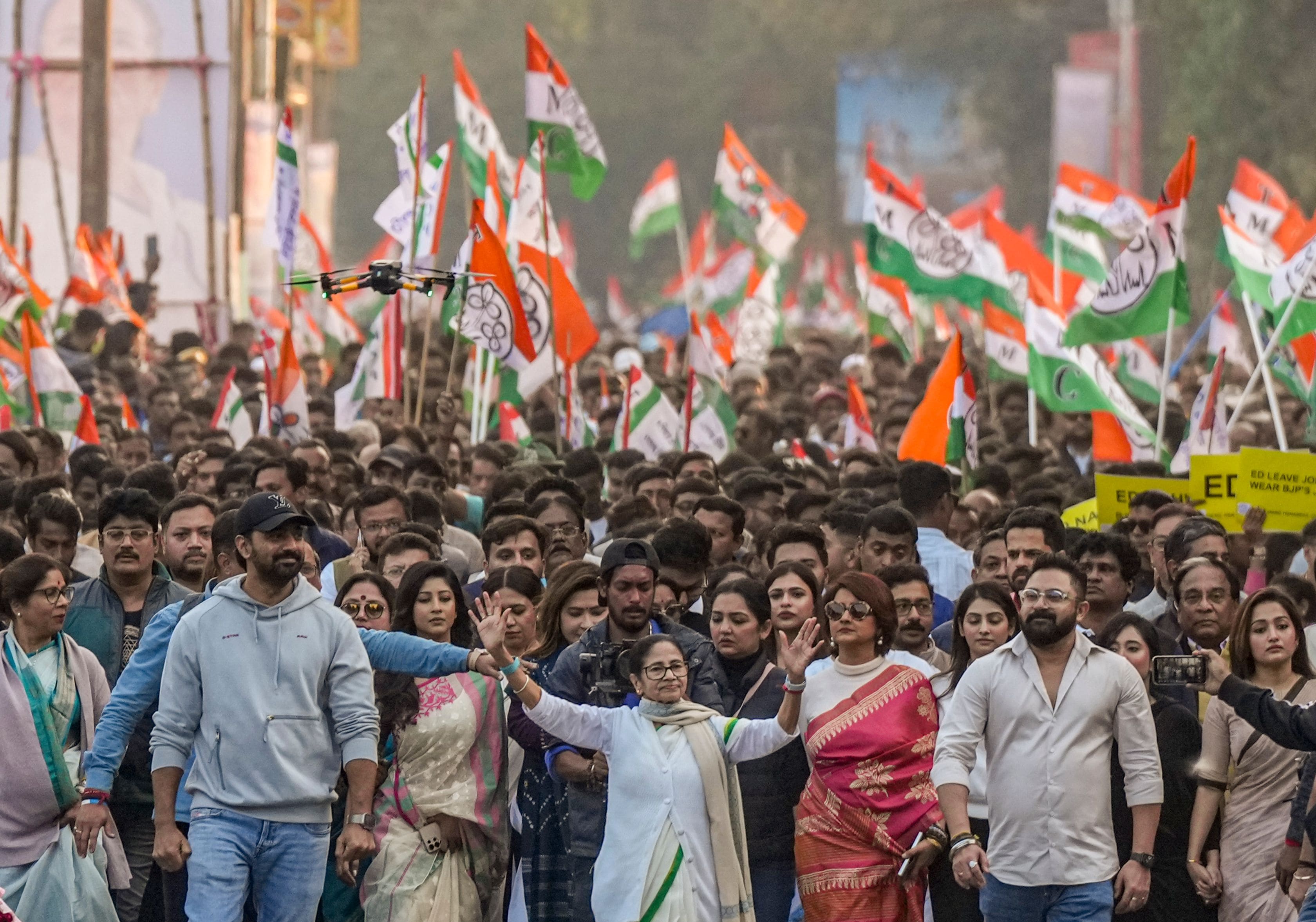 बंगाल की मुख्यमंत्री और टीएमसी नेता ममता बनर्जी ने कोलकाता में बड़ा मार्च निकाला.  