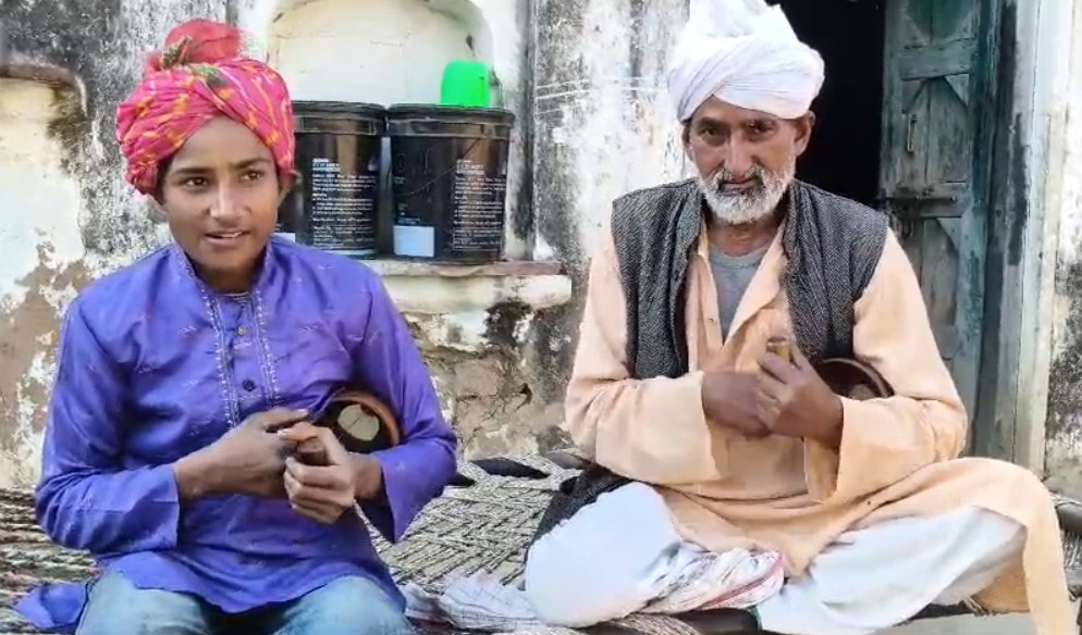 गफरुद्दीन मेवाती जोगी के छोटे भाई भपंग बजाते हुए