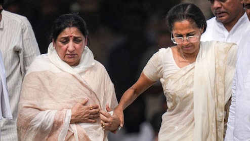 दोनों NCP के विलय पर मतभेद... एनसीपी के भविष्य पर कौन लेगा अंतिम फैसला, आखिर 'पवार परिवार' में चल क्&zwj;या रहा?