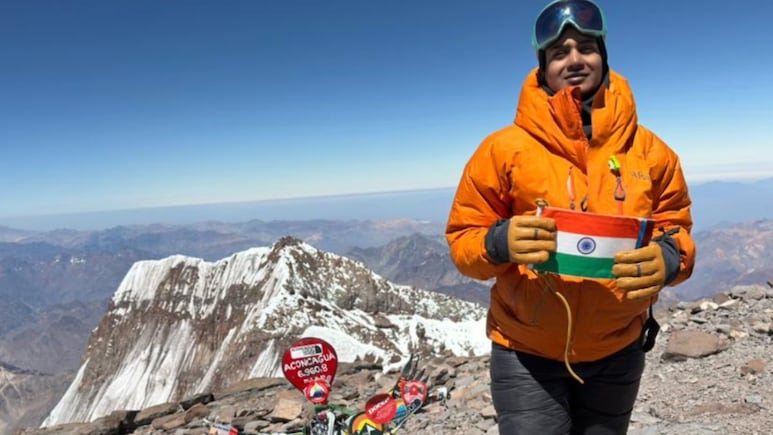राजस्थान की महिला पर्वतारोही ने रचा इतिहास, माइनस 30 डिग्री में 23000 फीट ऊंची चोटी पर फहरा दिया तिरंगा