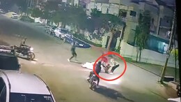 Rajasthan: भीलवाड़ा में बेखौफ लुटेरे, घर के बाहर व्यापारी को पटककर 4 लाख रुपये और स्कूटी लूटी, वारदात CCTV में कैद