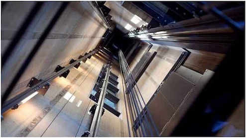 Elevator Accident:  बाप रे! वरून लिफ्ट धावत होती, खाली मृतदेह चिरडला जात होता; 10 दिवसांनंतर उलगडलं भयानक सत्य