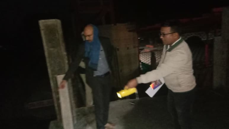 Collector Saket Malviya: कलेक्टर ने टॉर्च की रोशनी में मेला क्षेत्र का लिया जायजा, अफसरों को दिए जरूरी निर्देश