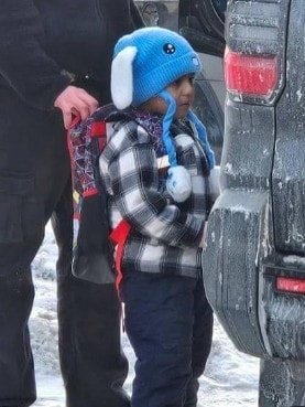 अमेरिका के मिनेसोटा में इमिग्रेशन एजेंट स्कूल से लौटे 5 साल के बच्चे को पिता के साथ पकड़कर ले गए. अमेरिका के मिनेसोटा में इमिग्रेशन एजेंट स्कूल से लौटे 5 साल के बच्चे को पिता के साथ पकड़कर ले गए.