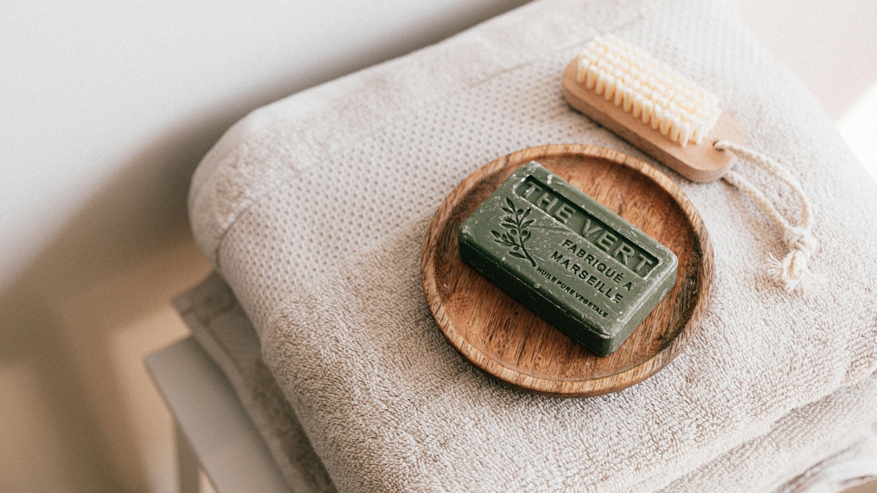 Body Wash Vs Soap: Which Cleans Better Without Drying Skin Body Wash Vs Soap: Which Cleans Better Without Drying Skin