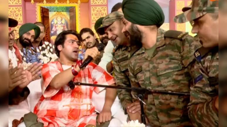 बाबा बागेश्वर के कार्यक्रम में शामिल हुए जवान तो वेटेरन्स ने याद दिलाया 'सेना का सम्मान'