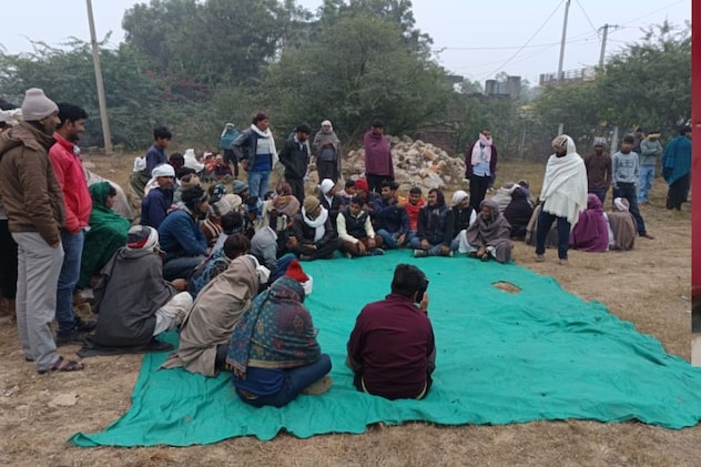 युवकों के इंतजार में बैठे लोग