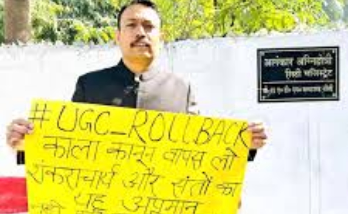 अलंकार अग्निहोत्री के इस्तीफे से गरमाई यूपी की राजनीति, ब्राह्मण समाज भी उतरा समर्थन में