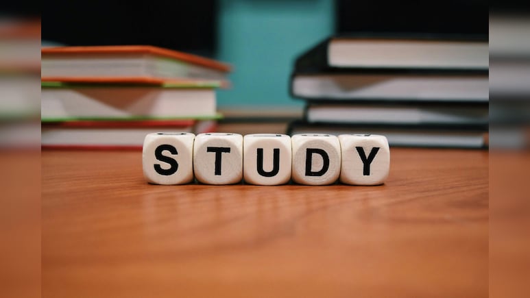 कॉमर्स के छात्रों के लिए कौन सा AI कोर्स है सबसे बेहतर? कई गुना बढ़ जाएगी स्किल