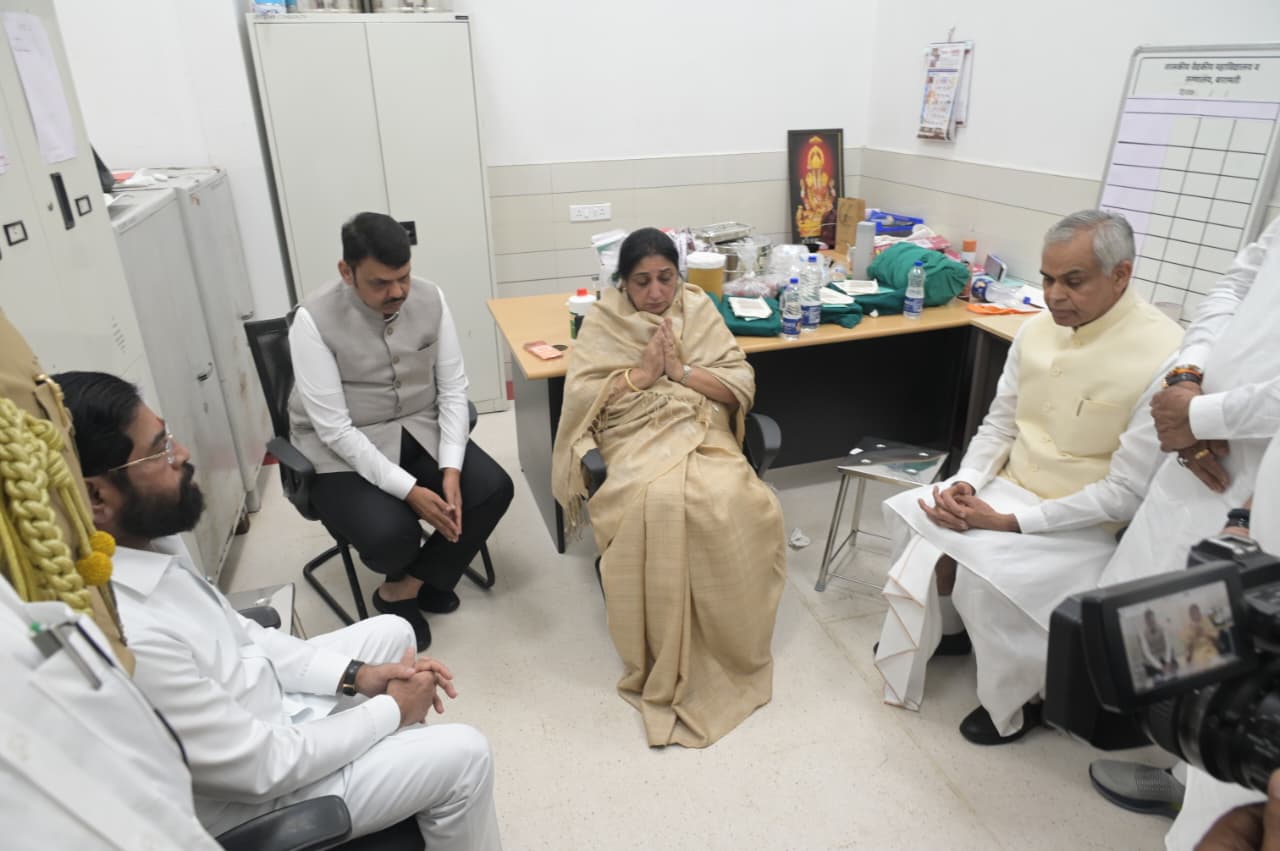 हाथ जोड़े बैठी रहीं अजित पवार की पत्नी, सांत्वना देते दिखे सीएम फडणवीस और डिप्टी सीएम शिंदे