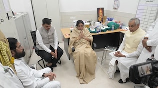 हाथ जोड़े बैठी रहीं अजित पवार की पत्नी, सांत्वना देते दिखे सीएम फडणवीस और डिप्टी सीएम शिंदे