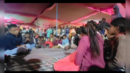 कलेक्टर ने खास अंदाज में &nbsp;New Year का किया स्वागत, आधी रात तक गांव में चौपाल लगाई, जमीन पर बैठ सुनीं समस्याएं&nbsp;