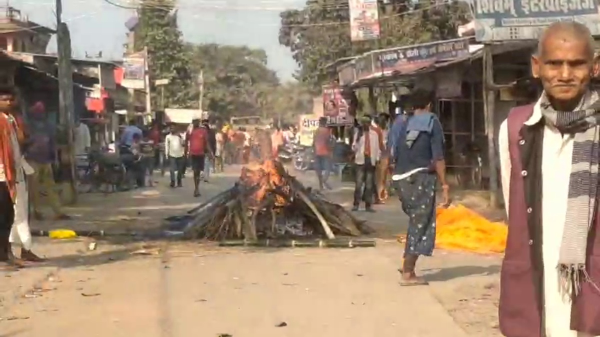 श्मशान में जाने का रास्ता नहीं दिया तो दलित परिवार ने सड़क के चौराहे पर ही कर दिया अंतिम संस्कार