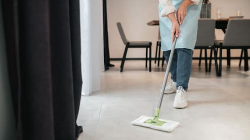 Moping Vastu Tips: घर में पोछा कब लगाना चाहिए? क्या है सही टाइम, जानिए पोछा लगाने के सही वास्तु नियम