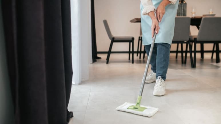 Moping Vastu Tips: घर में पोछा कब लगाना चाहिए? क्या है सही टाइम, जानिए पोछा लगाने के सही वास्तु नियम