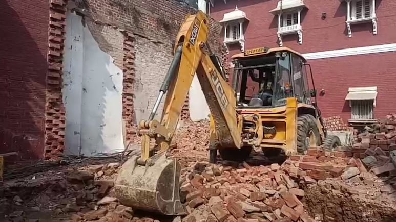 वाराणसी: दालमंडी में बुलडोजर एक्शन जारी, चौड़ीकरण के लिए भारी पुलिस बल तैनात