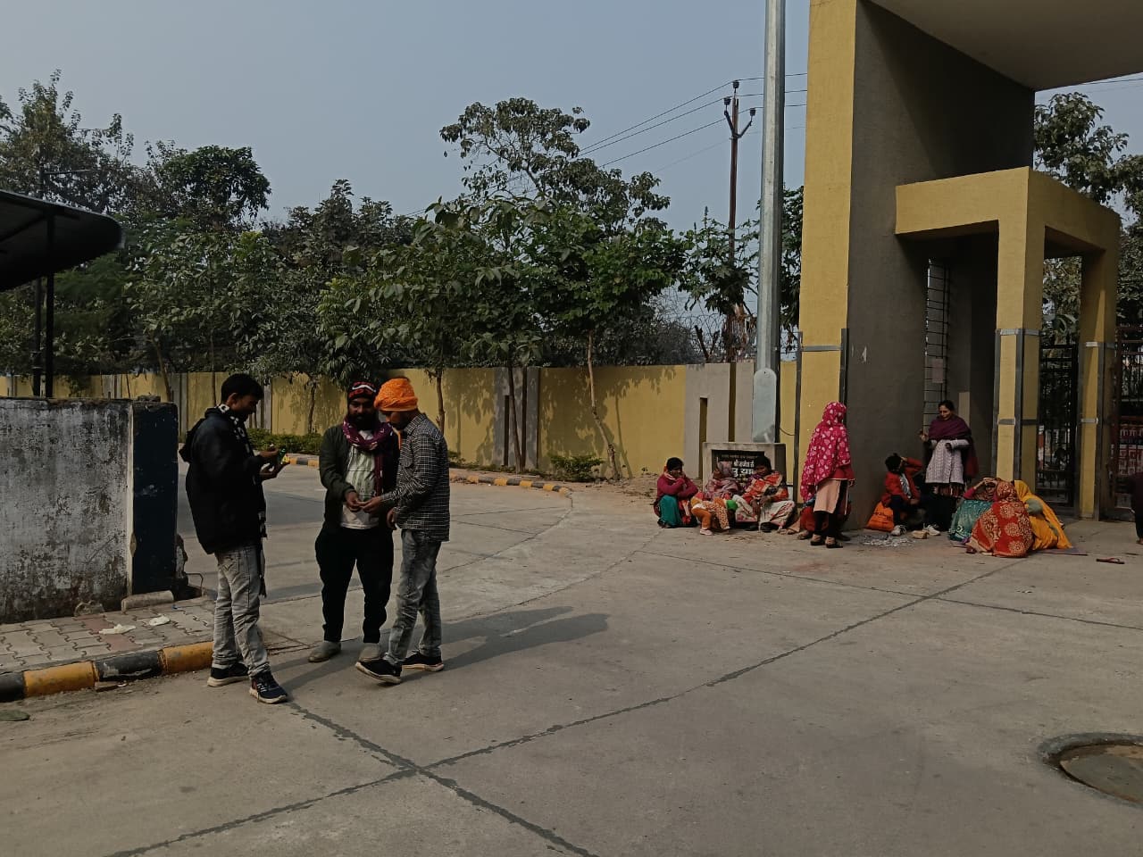 मेडिकल कॉलेज के बाहर परिजन व रिश्तेदार. मेडिकल कॉलेज के बाहर परिजन व रिश्तेदार.