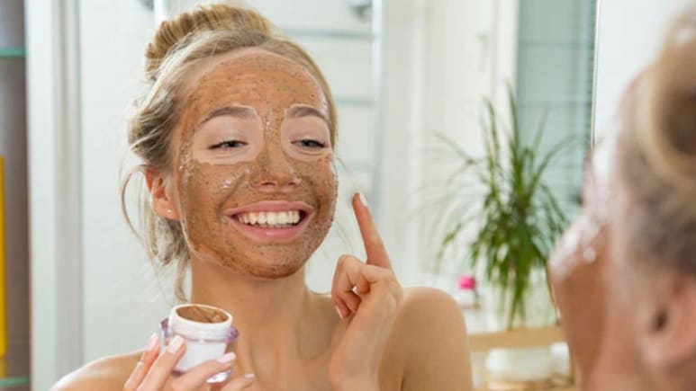 सर्दियों में रूखी त्वचा से परेशान? घर पर बनाएं ये 3 नेचुरल स्क्रब, चमकदार बन जाएगी स्किन